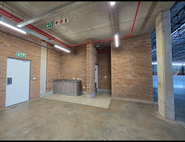 8,315M² WAREHOUSE TO LET IN AIRPORT PARK